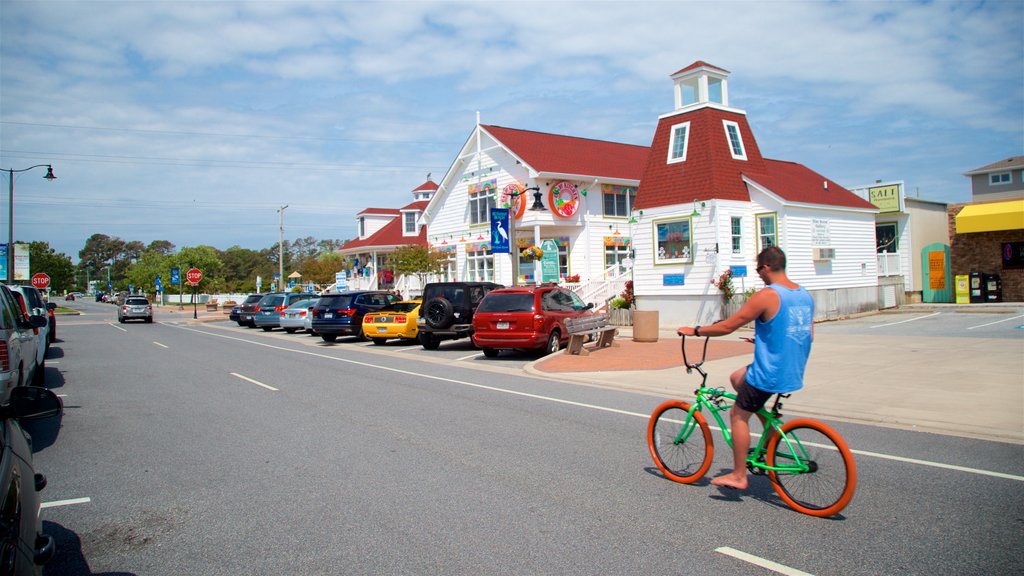 Bethany Beach mostrando ciclismo de ruta y una pequeña ciudad o aldea y también un hombre