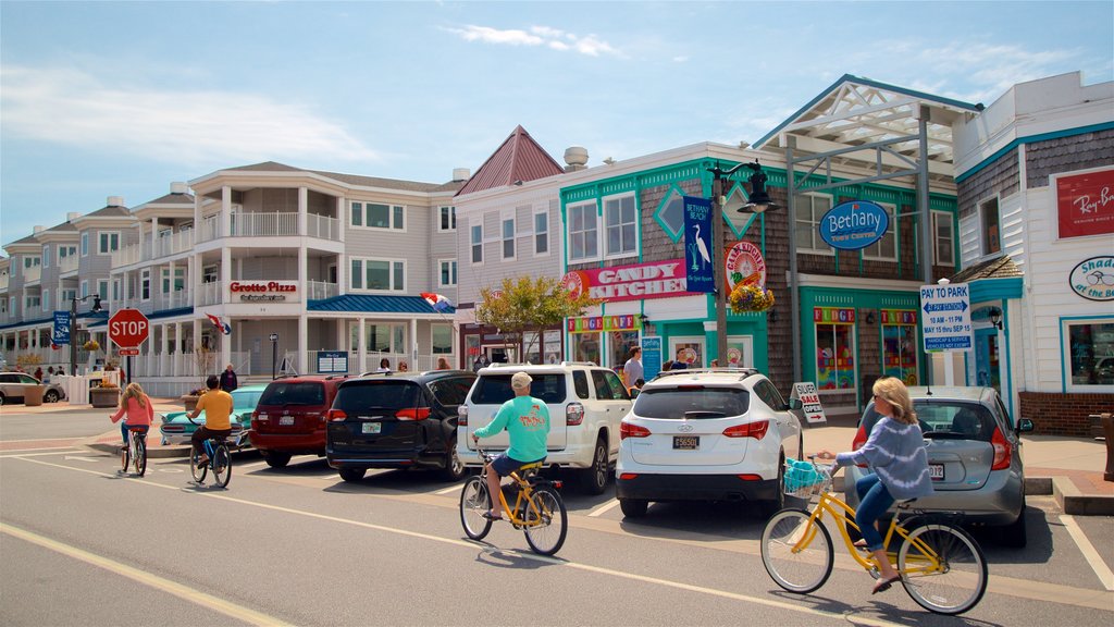 Bethany Beach que incluye ciclismo de ruta y una pequeña ciudad o aldea y también un pequeño grupo de personas