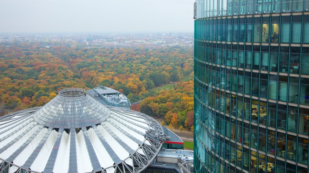 Potsdamer Platz que incluye una ciudad, una plaza y un rascacielos