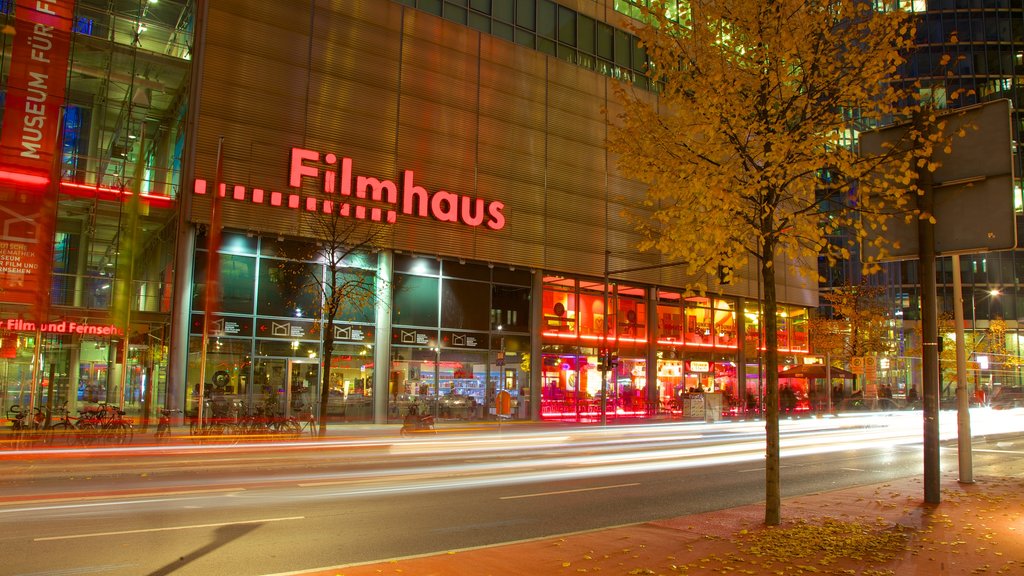 Potsdamer Platz que incluye una ciudad, señalización y imágenes de calles