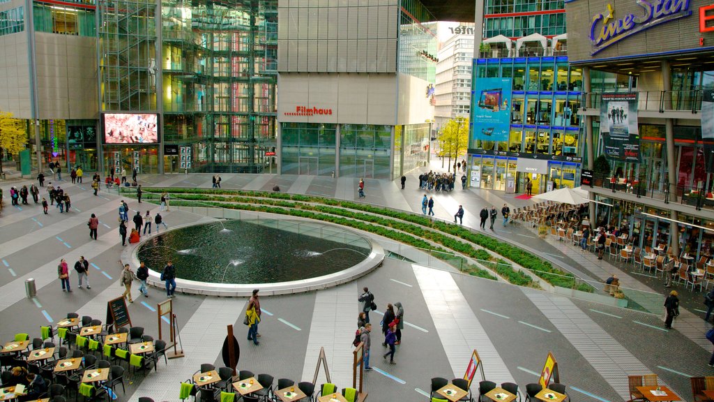 Potsdamer Platz que incluye arquitectura moderna, vista interna y una ciudad