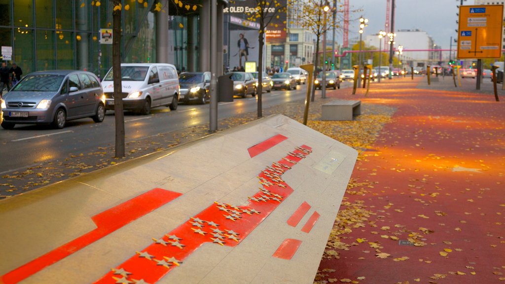 Potsdamer Platz qui includes scènes de rue, une ville et visite en véhicule