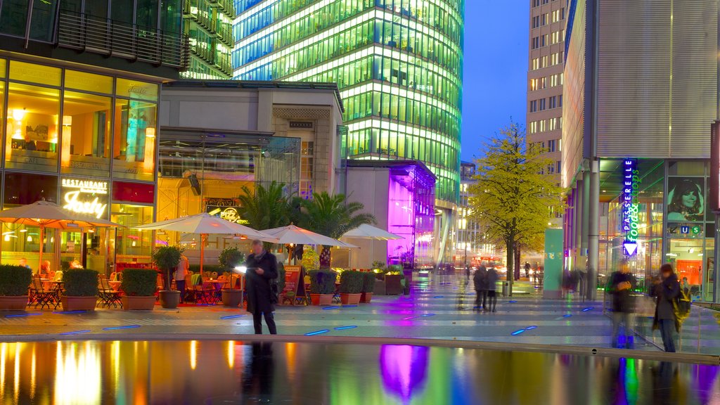 Potsdamer Platz yang mencakup alun-alun, pemandangan malam dan perbelanjaan