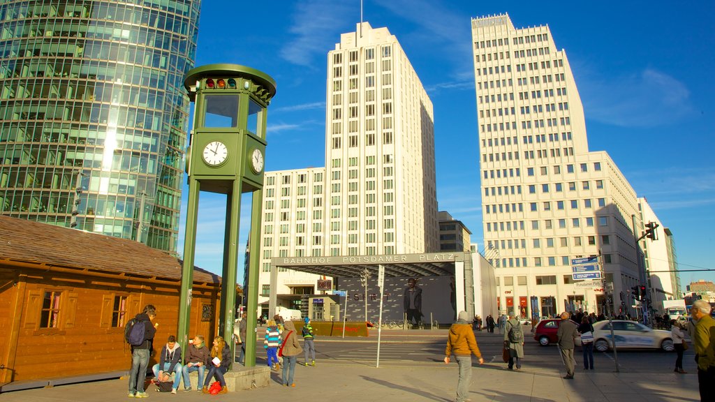 Potsdamer Platz qui includes architecture moderne, un édifice élevé et une place publique