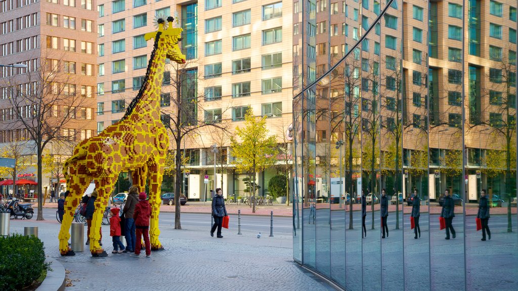 Potsdamer Platz ofreciendo arte al aire libre, una ciudad y un parque o plaza