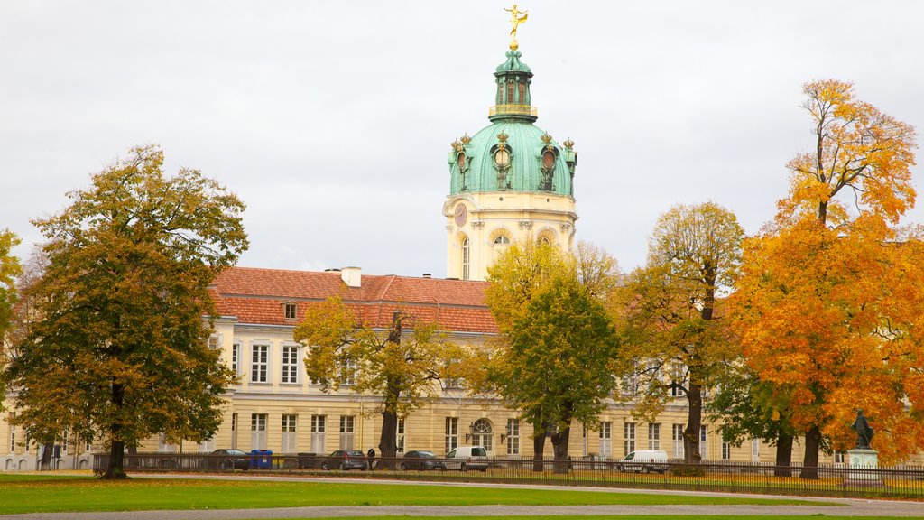 Schloss Charlottenburg que inclui folhas de outono, um pequeno castelo ou palácio e arquitetura de patrimônio