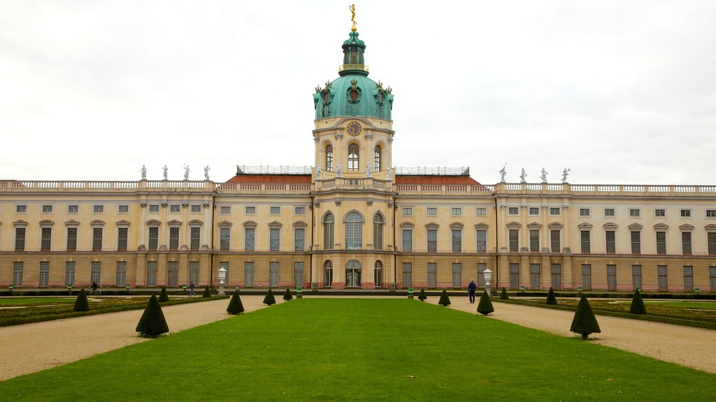 Schloss Charlottenburg mostrando patrimonio de arquitectura y un castillo