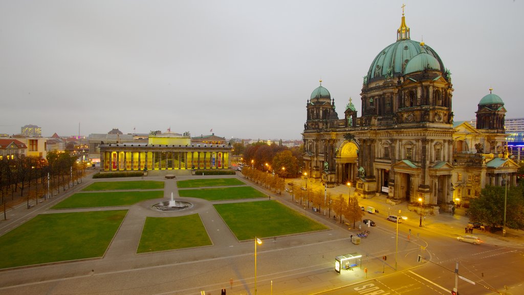 Museumsinsel som omfatter en by, en kirke eller en katedral og en plads eller et torv