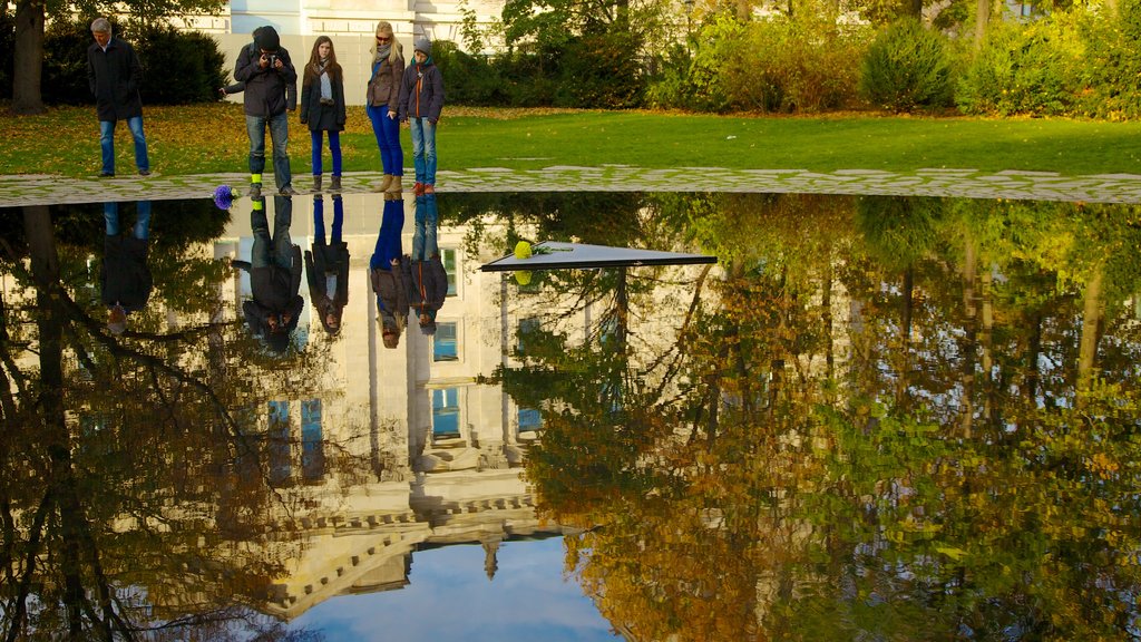 Reichstag mit einem historische Architektur, Garten und Teich