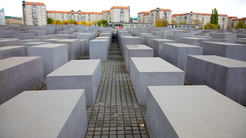 Mémorial aux Juifs assassinés d\'Europe qui includes un monument commémoratif et une ville