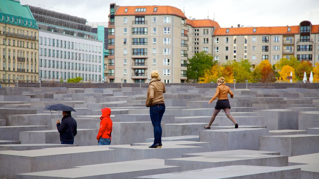 Holocaust Gedenkstätte bevat een stad en een monument en ook een klein groepje mensen