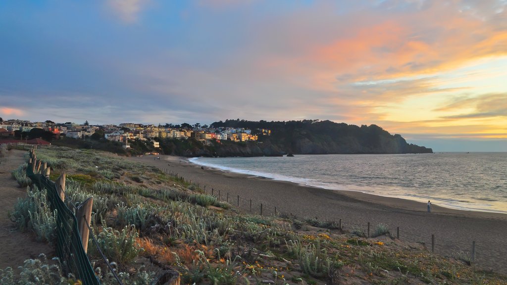 Playa Baker mostrando vista panorámica, un atardecer y vista general a la costa