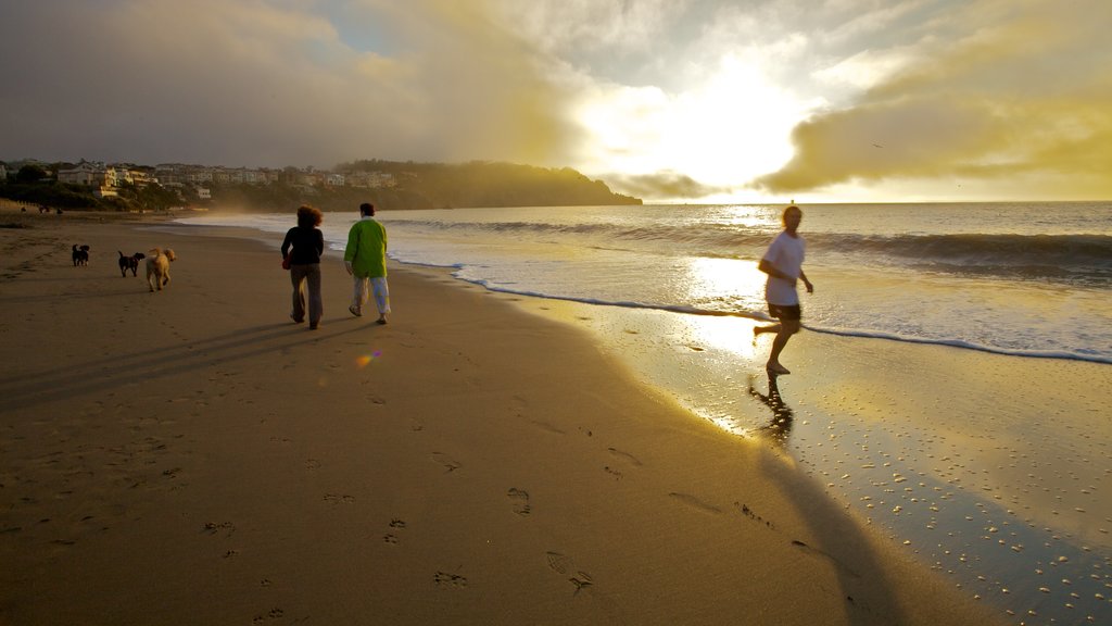 Playa Baker que incluye una playa, vista general a la costa y un atardecer