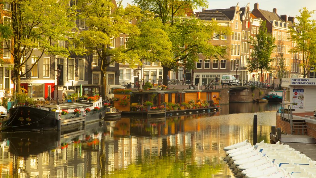 Ámsterdam mostrando un río o arroyo, una ciudad y paseos en lancha