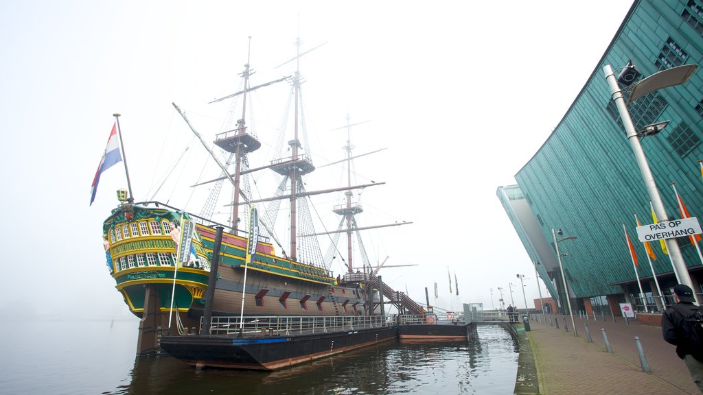 Ámsterdam que incluye un club náutico y una bahía o un puerto