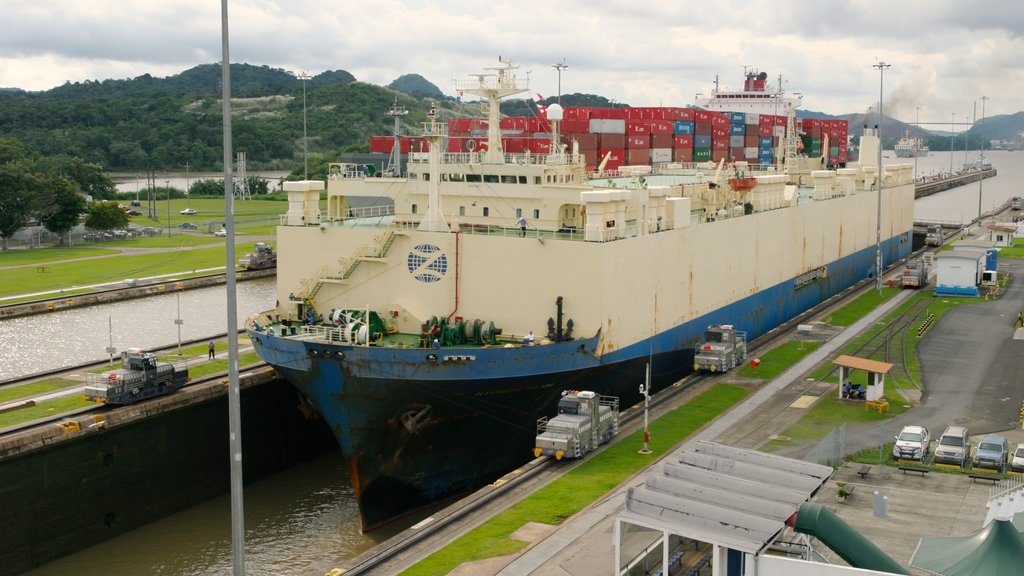 Panamá ofreciendo botes, vista general a la costa y una bahía o un puerto