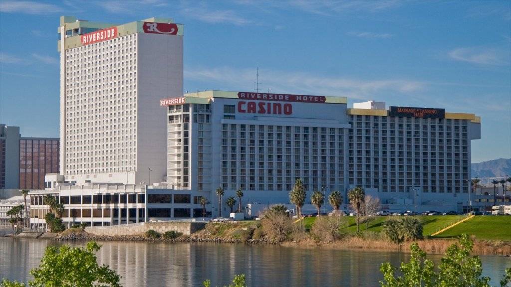 Laughlin que incluye distrito central de negocios, señalización y una ciudad