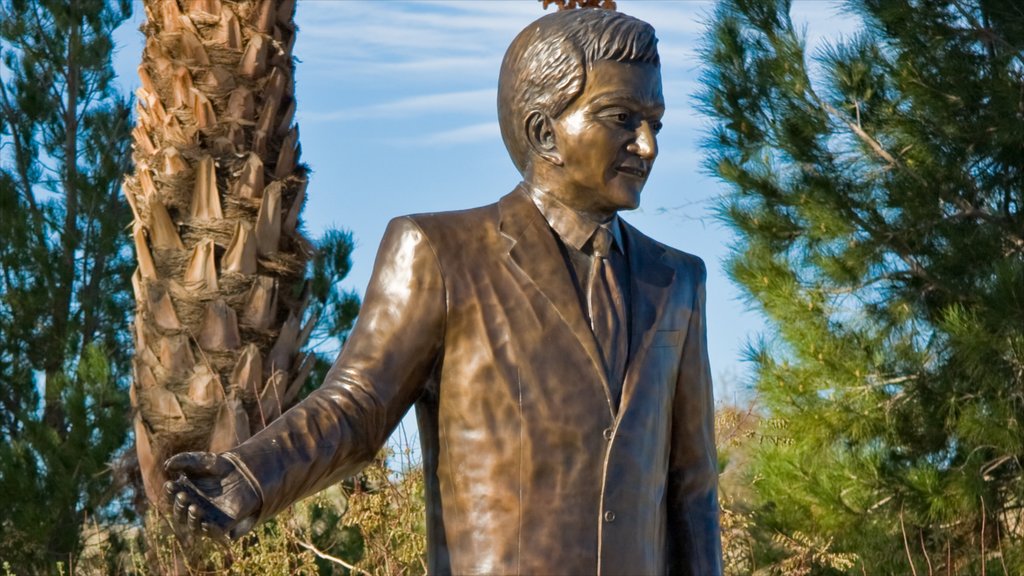 Laughlin caracterizando uma estátua ou escultura, um memorial e um monumento