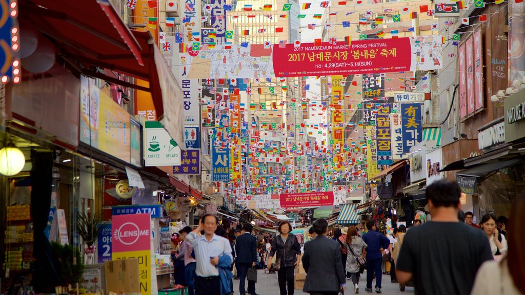 Marché Namdaemun montrant signalisation, quartier des affaires et une ville