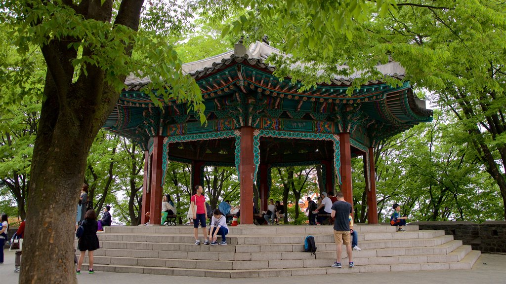 Parque Namsan ofreciendo un jardín y elementos del patrimonio y también un pequeño grupo de personas