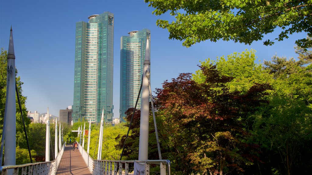 Bosque de Seúl mostrando un jardín, una ciudad y un rascacielos