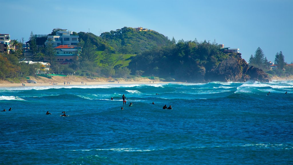 Gold Coast que incluye surf, vista general a la costa y una ciudad costera