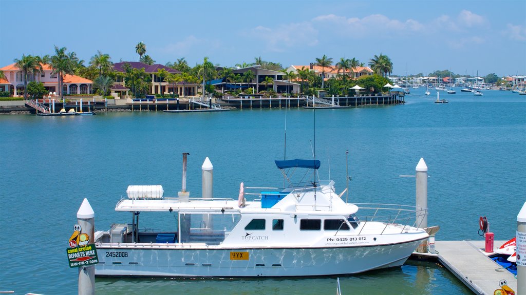 Mooloolaba mostrando una casa y una bahía o puerto