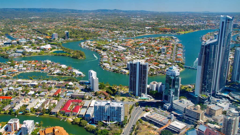 Surfers Paradise que incluye una ciudad, un edificio alto y vista panorámica