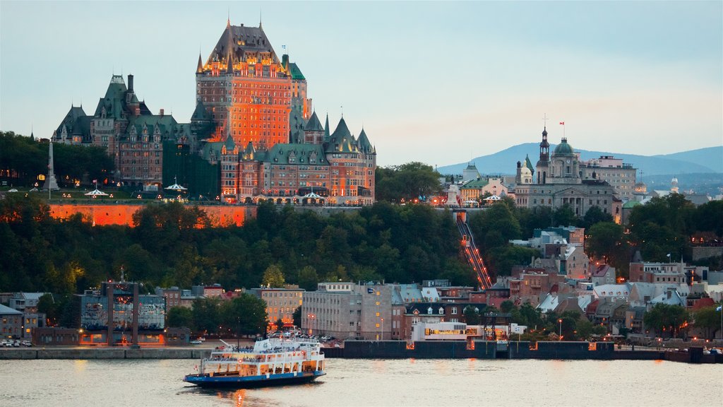 Le Château Frontenac ofreciendo una puesta de sol, patrimonio de arquitectura y una bahía o puerto