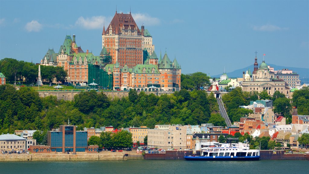 Le Château Frontenac showing a bay or harbor and heritage architecture