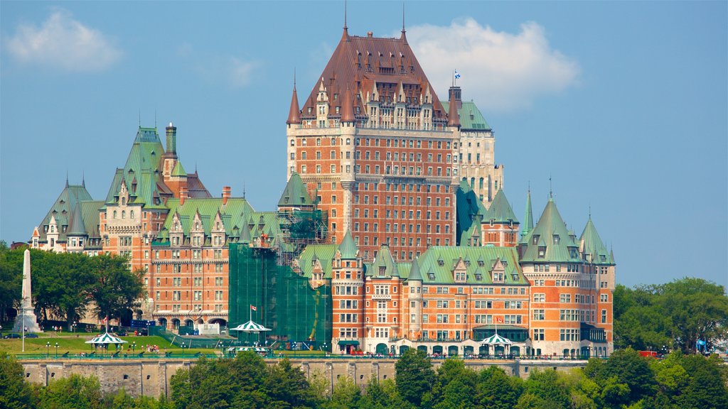 Le Château Frontenac som viser historiske bygningsværker