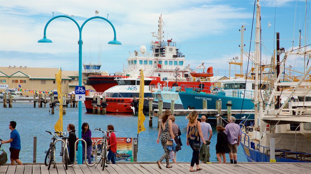 Perth mostrando una bahía o un puerto y también un pequeño grupo de personas