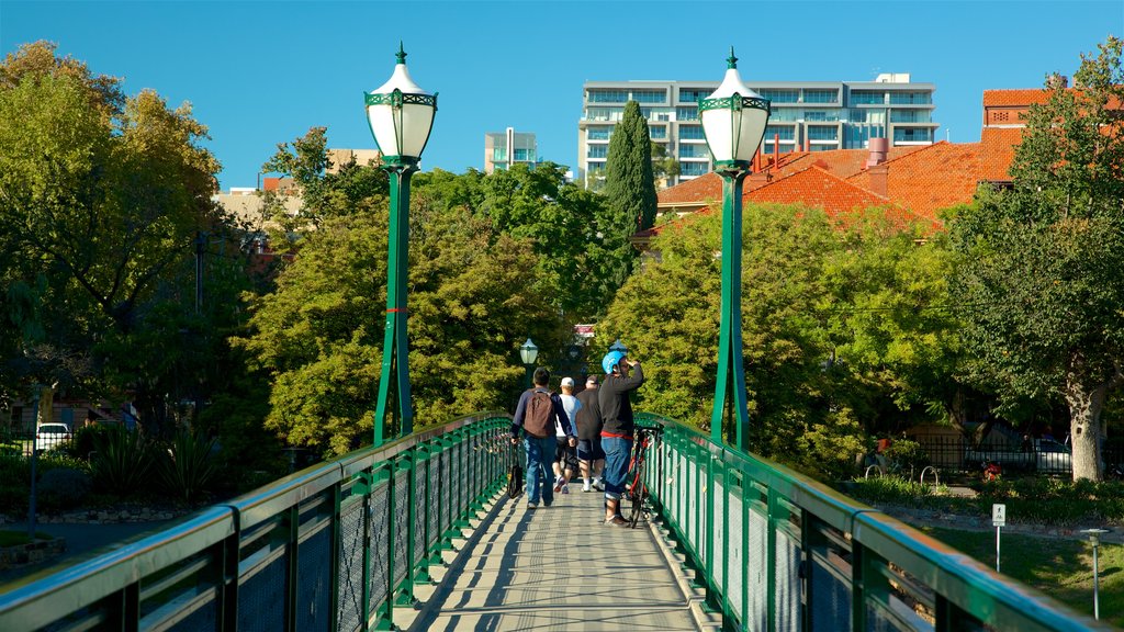 Adelaida ofreciendo una ciudad y un puente y también un pequeño grupo de personas