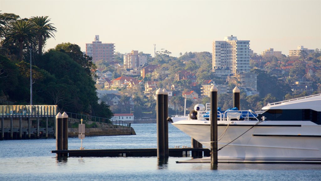 Woolloomooloo ofreciendo una bahía o un puerto, un atardecer y una ciudad