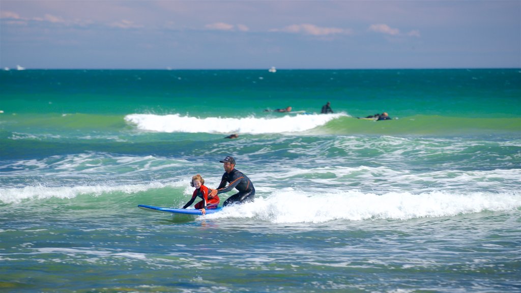 Ditch Plains Beach showing waves, surfing and general coastal views