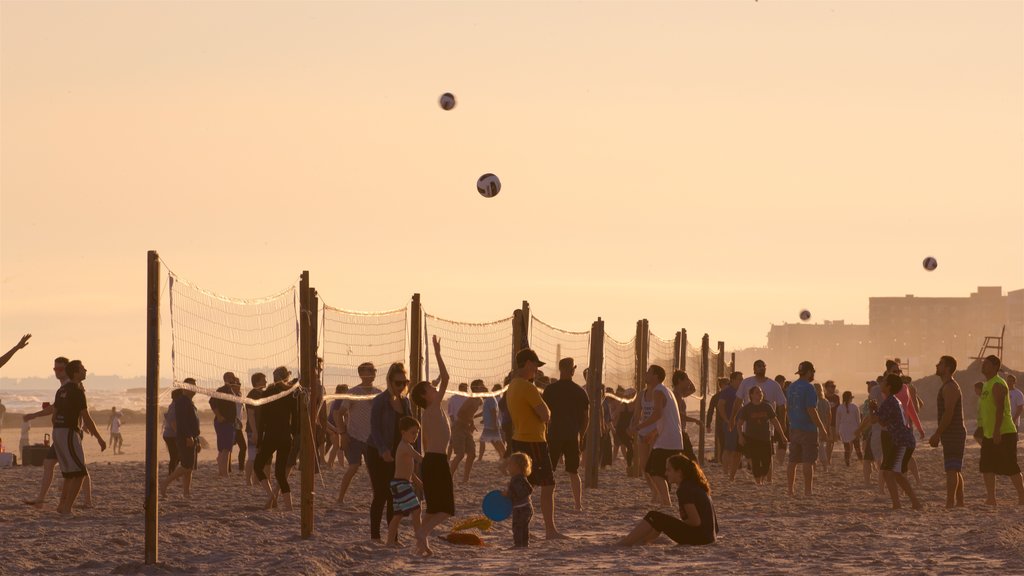 Long Beach caracterizando um pôr do sol, paisagens litorâneas e uma praia