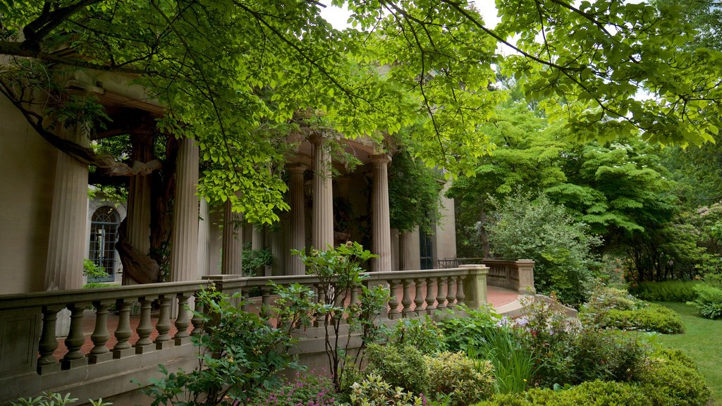 Van Vleck House & Gardens showing a garden