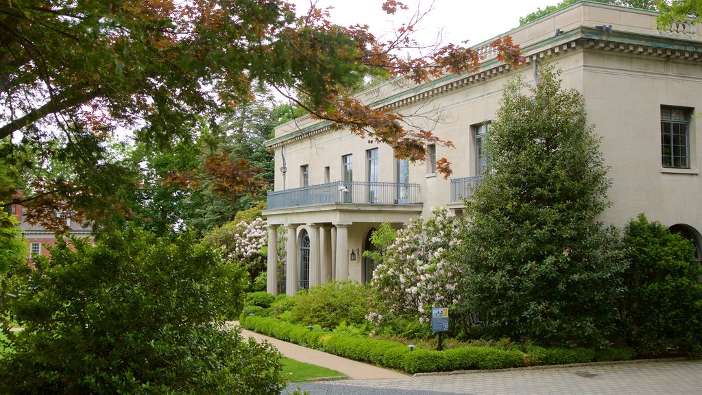 Van Vleck House & Gardens som inkluderar ett hus, blommor och en trädgård