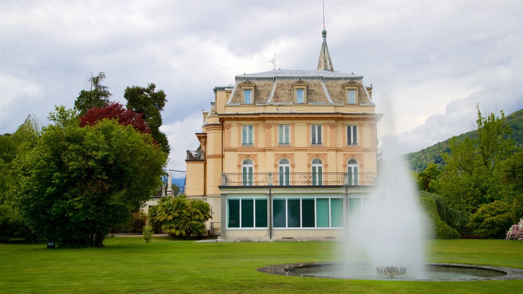 Jardim Botânico de Villa Taranto mostrando uma casa, um parque e uma fonte