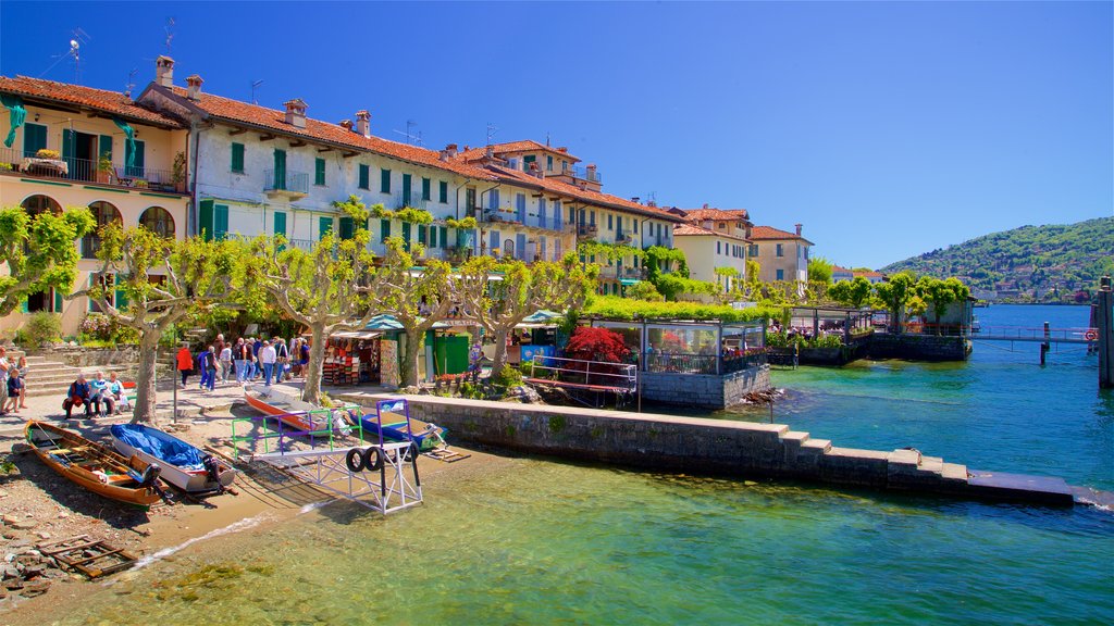 Isola dei Pescatori que incluye una pequeña ciudad o aldea y una bahía o un puerto