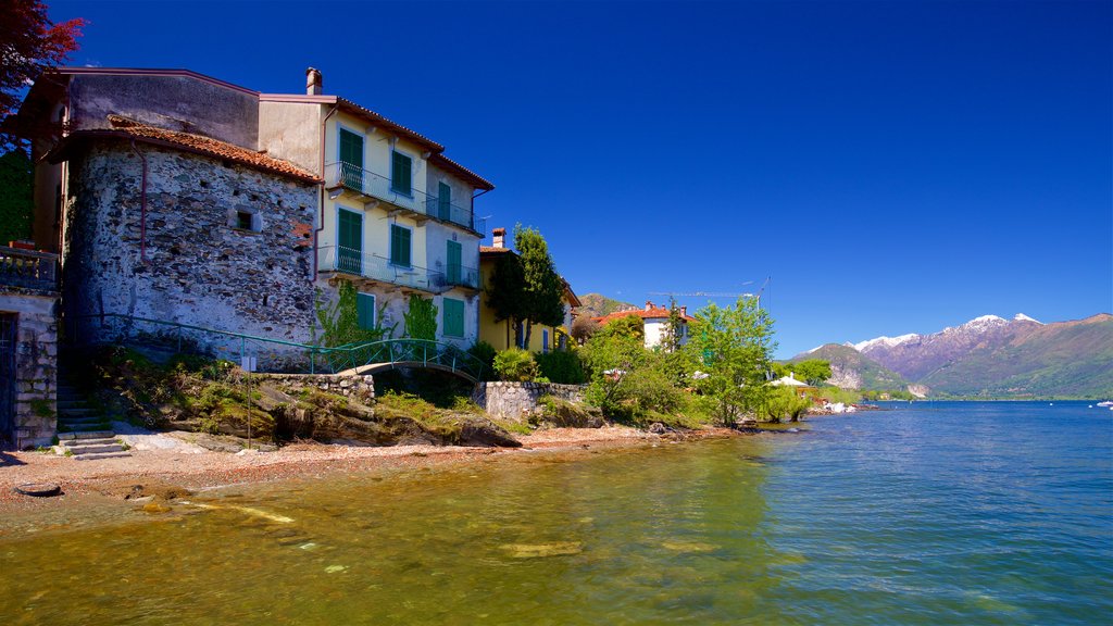 Isola dei Pescatori que incluye una pequeña ciudad o aldea y un lago o espejo de agua