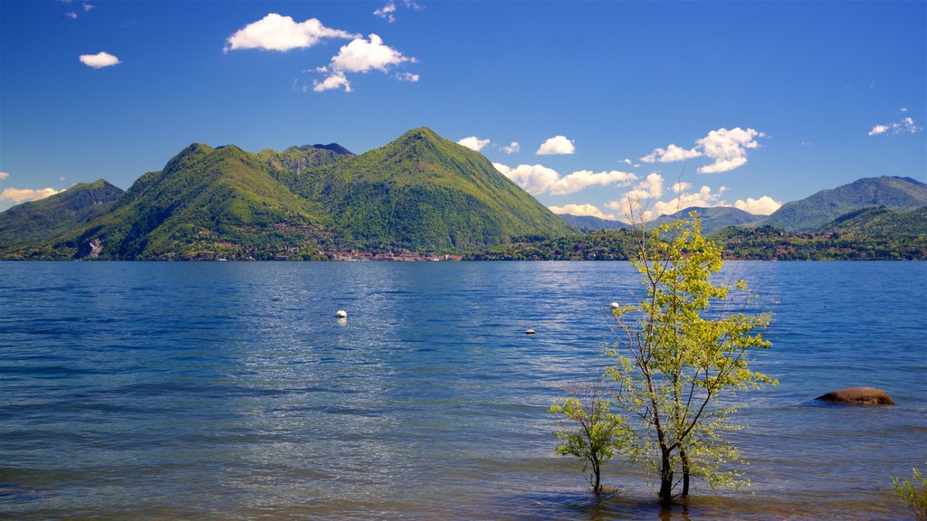 Isola dei Pescatori caracterizando um lago ou charco e montanhas