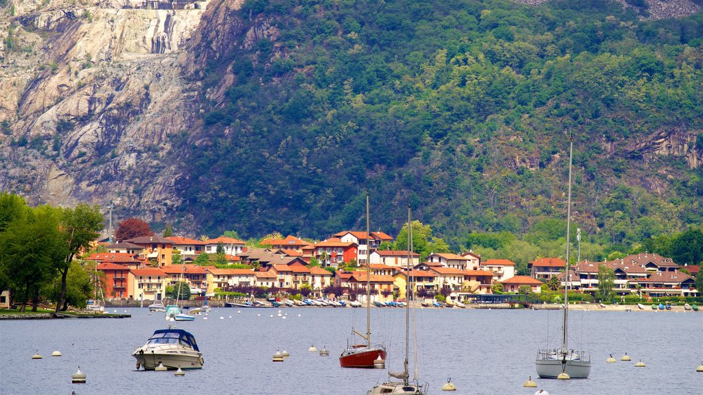 Villa Fedora showing a small town or village and a bay or harbor