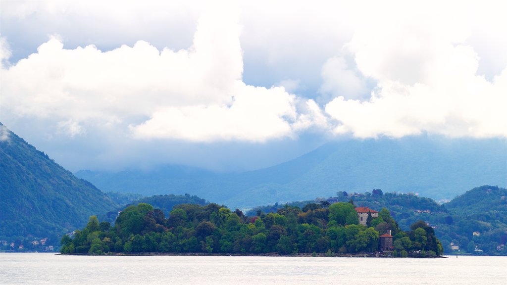 Villa Fedora which includes a lake or waterhole