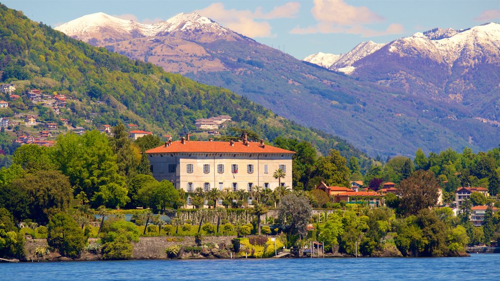 Jardín Botánico de Isola Madre mostrando montañas, una pequeña ciudad o aldea y un lago o espejo de agua