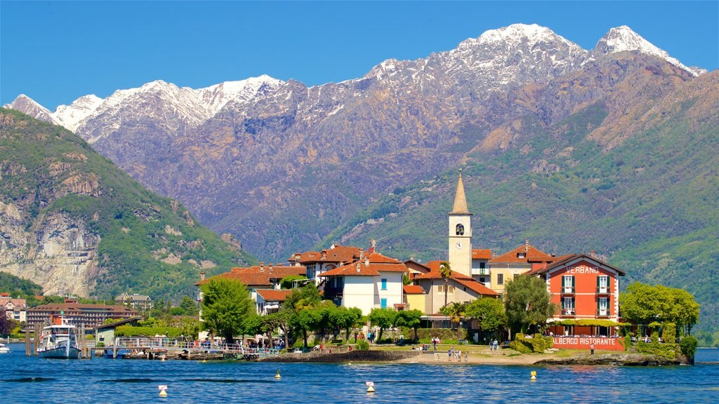 Isola dei Pescatori montrant un lac ou un point d’eau, montagnes et une petite ville ou un village