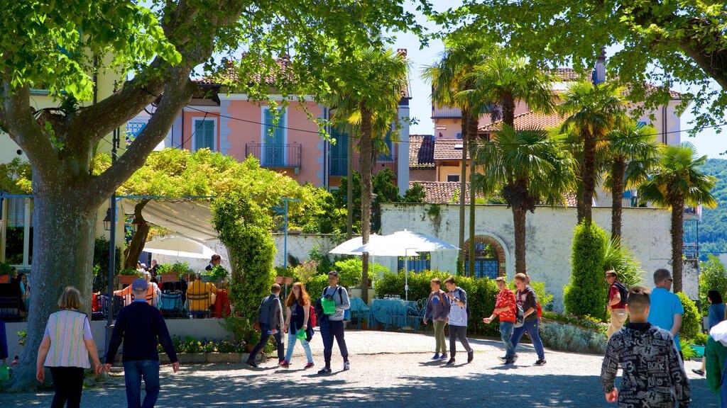 Isola dei Pescatori montrant scènes de rue aussi bien que petit groupe de personnes