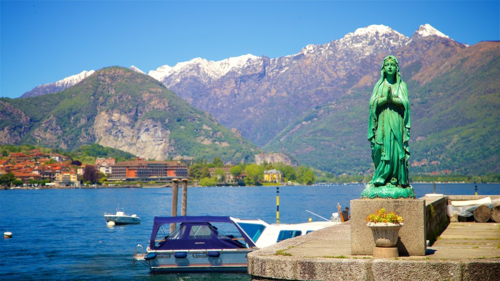 Isola dei Pescatori ofreciendo montañas, una bahía o puerto y una estatua o escultura