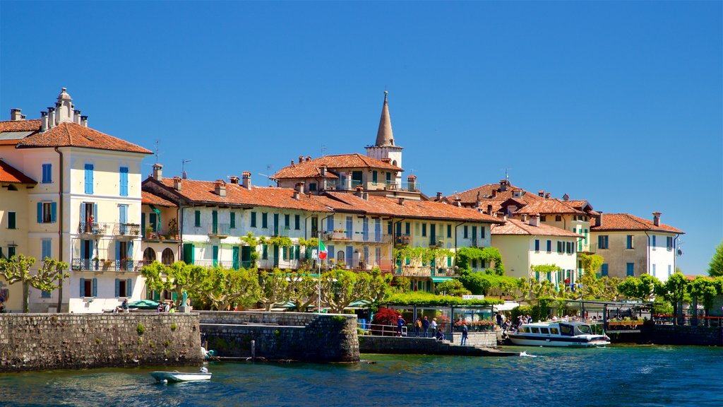 Isola dei Pescatori ofreciendo una bahía o un puerto y una pequeña ciudad o aldea