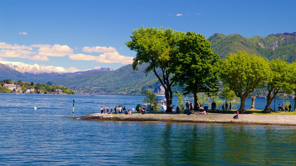 Isola dei Pescatori que inclui um lago ou charco e um parque assim como um pequeno grupo de pessoas